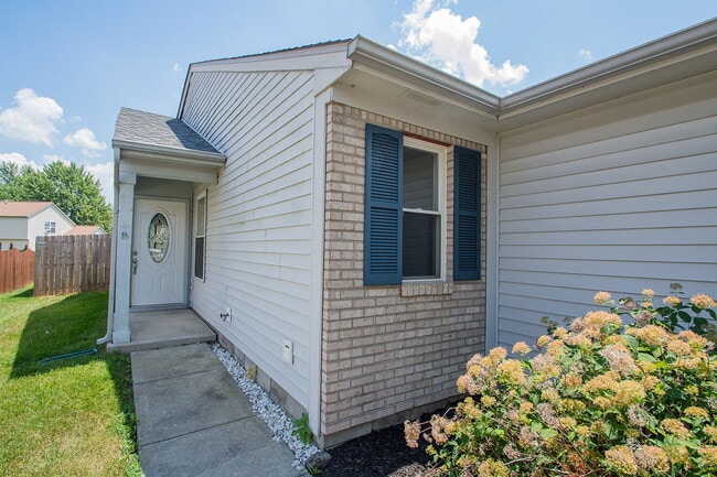 Building Photo - "Charming 3-Bedroom Retreat with 2 Full Ba...