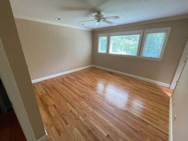 Building Photo - Elegant 4bd/3ba Home with Fenced-in Backyard