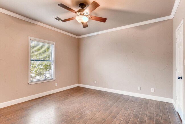 Building Photo - 906 Juniper St, Austin, Texas 78702