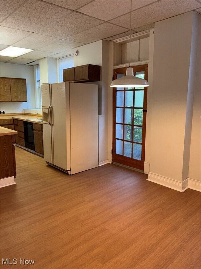 Building Photo - 1066 E 62nd St