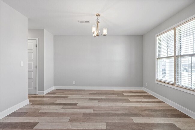 Building Photo - 4 Bedroom Home For Rent Near Post!