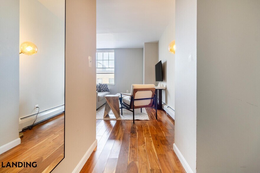 Building Photo - 265 College St