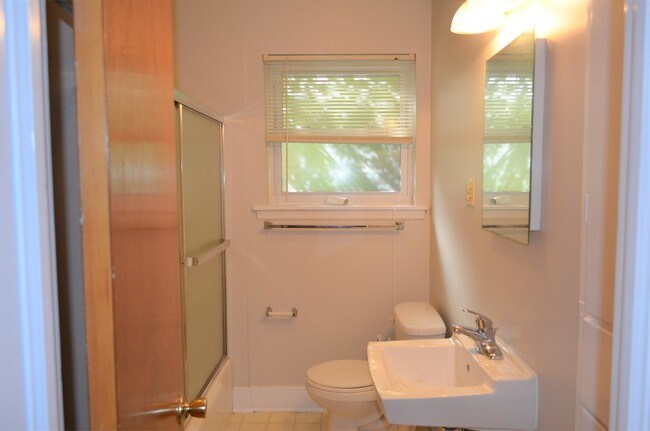 Building Photo - 134 White Oak Dr