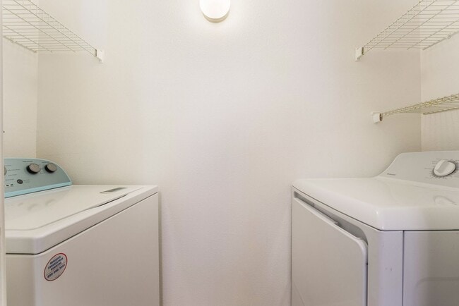 Building Photo - Move-in ready 2-bedroom 2-bath condo in th...