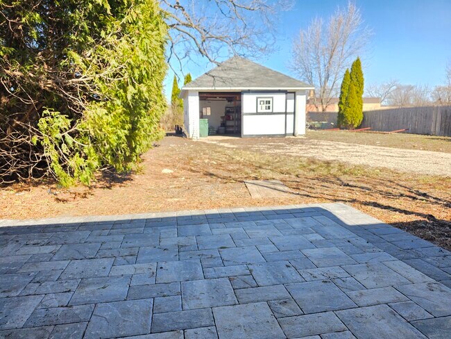 Building Photo - 122 Hawley St