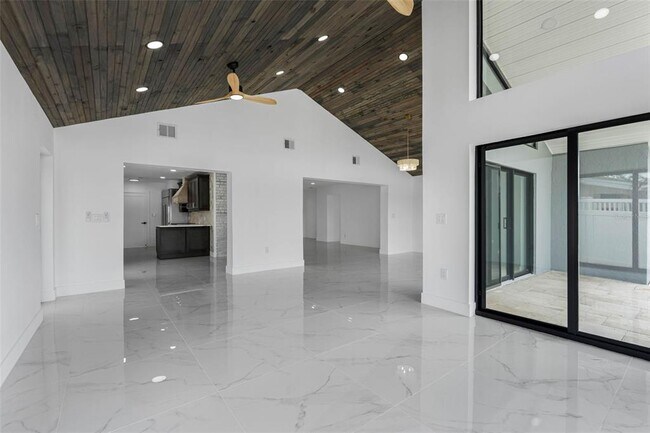 Building Photo - 520 115th Ave