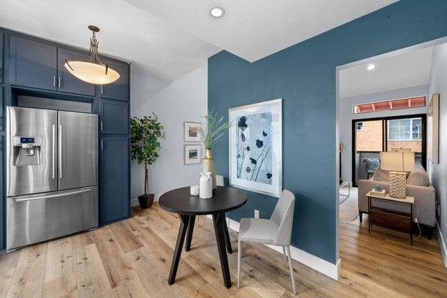 Building Photo - Charming 2 Bedroom 2 Bath In Beautiful Hil...