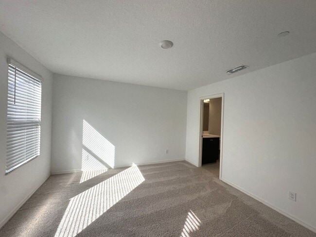 Building Photo - Luxury 3 story townhouse in the heart of L...