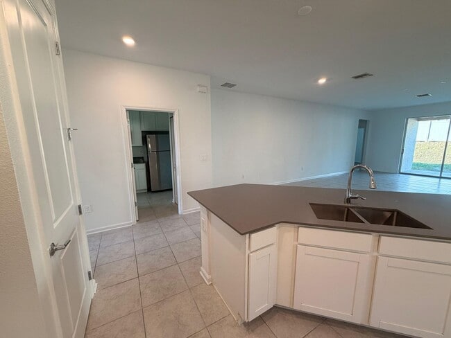 Building Photo - Rare find In-Law suite Home! Single family house with Separate entry and kitchen, laundry set!