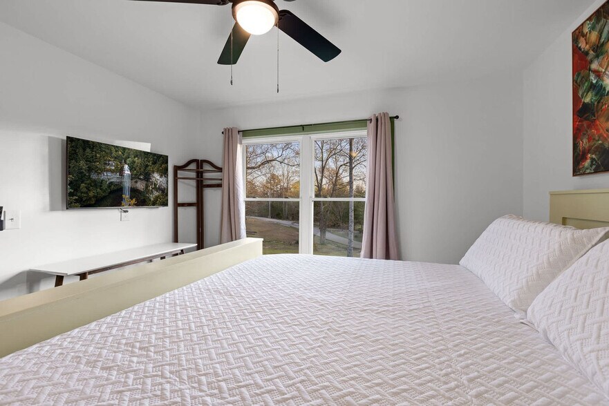 Building Photo - 250 Mt Della Rd