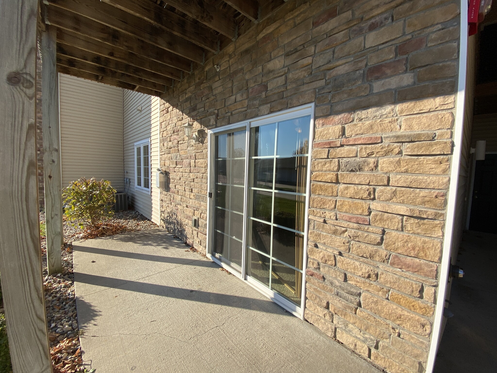 Building Photo - 2000 Meadow Ct