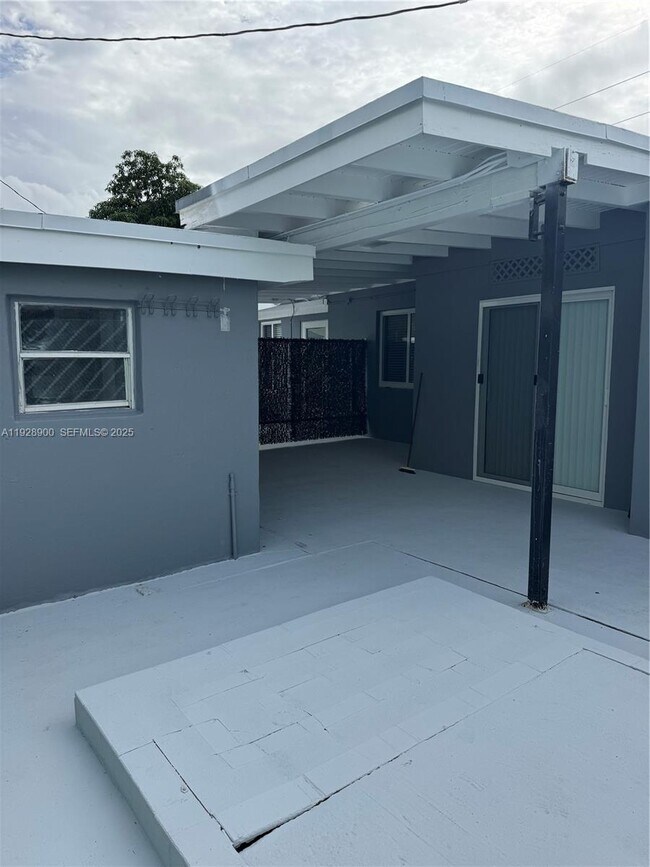 Building Photo - 881 Hialeah Dr