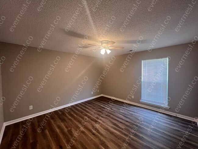 Building Photo - 3985 Fernway Dr