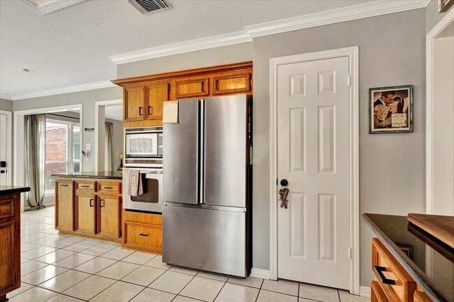 Building Photo - 15402 Willow Shores Dr