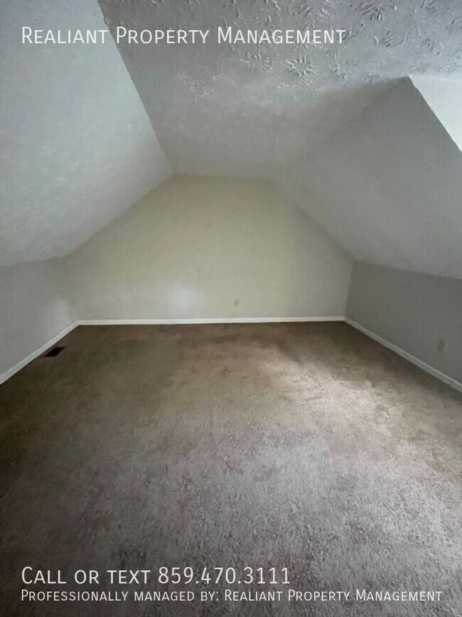 Building Photo - 457 Woodview Dr