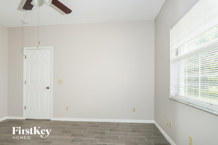 Building Photo - 2050 SE Elmhurst Rd