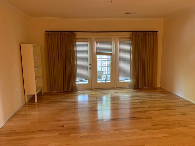 Building Photo - Luxury 1 bedroom 1 bath condo with great amenities