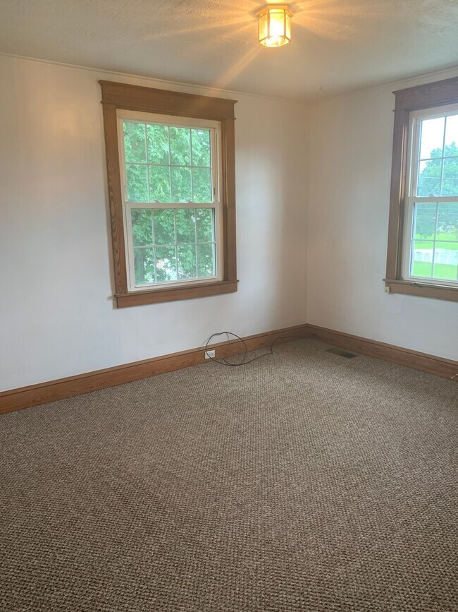 Building Photo - 2243 Sunset Ln