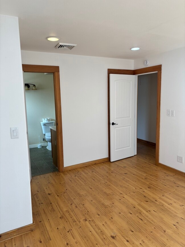 Building Photo - BE-0110