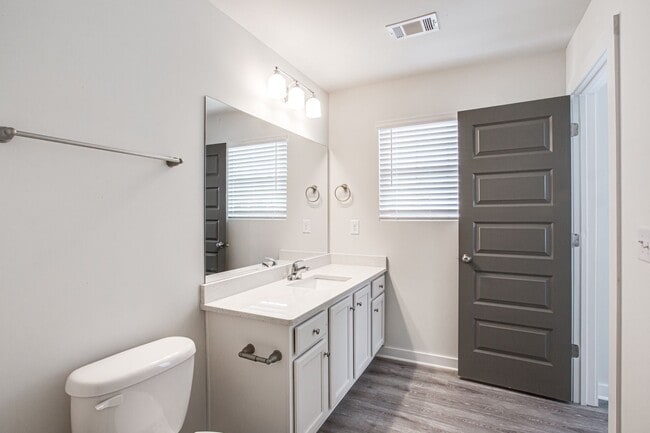 Building Photo - 715 W Vincent Dr