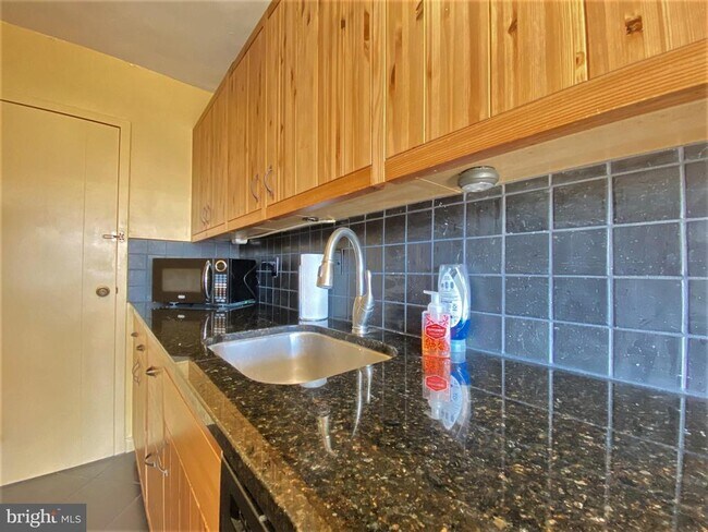 Building Photo - 922 24th St NW