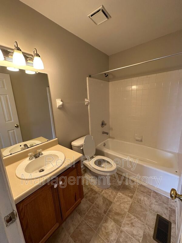 Building Photo - 5040 Cheshire Ct