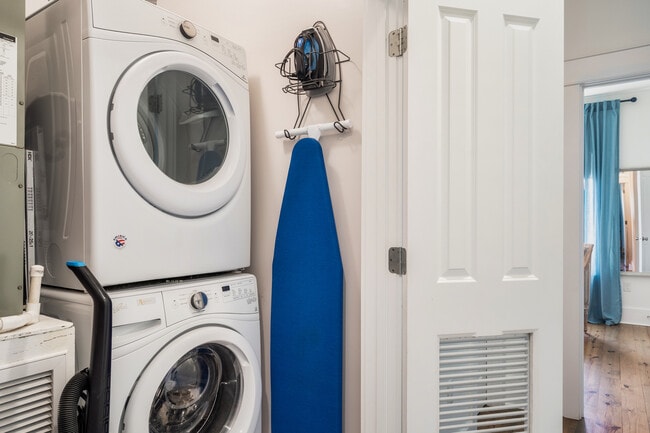 Building Photo - 105 W 7th St