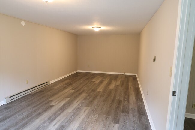 Building Photo - 549 S Gum St