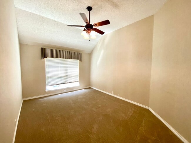 Building Photo - Introducing this inviting 3-bedroom, 2-bat...
