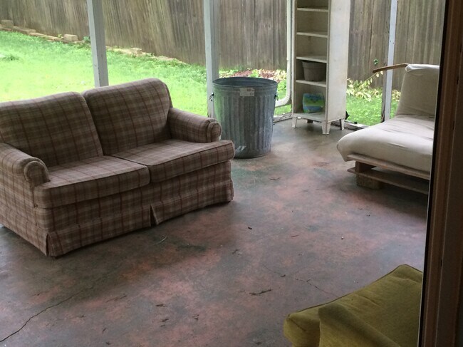 Building Photo - 1028 E Maxwell Ln