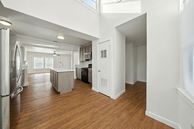 Building Photo - UT PRE-LEASE: 5 bed / 3 bath Remodeled Wes...