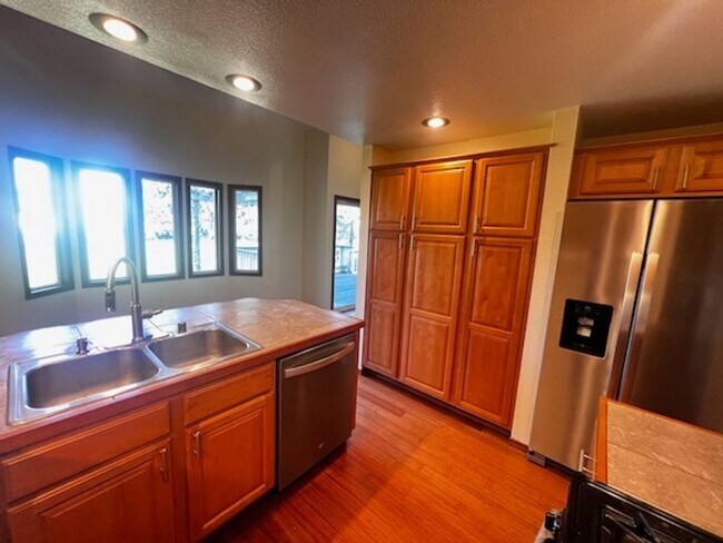 Building Photo - Condo with a golf course view