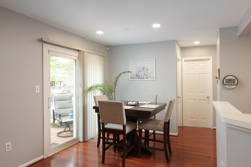 Building Photo - 160 Buttonwood Dr