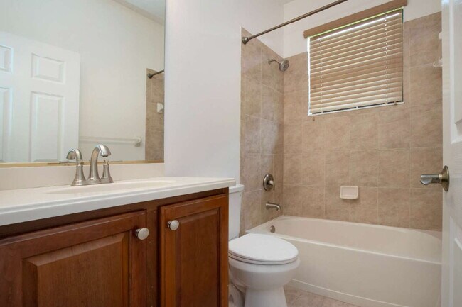 Building Photo - Luxurious Lakefront Living: Spacious 4-Bedroom Home with Pool and Guest Suite in Lakewood Ranch