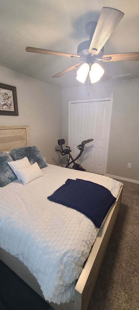 Building Photo - Beautiful 3BR/2BA home with large fenced-i...