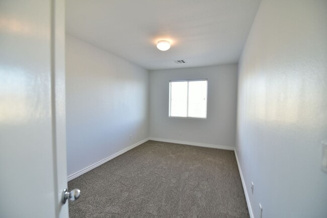 Building Photo - BEAUTIFUL 4BED/3BATH Home w/ 2 Car Garage ...