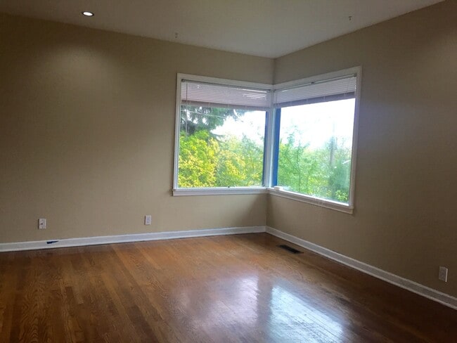 Building Photo - $500 OFF FIRST MONTH'S RENT! Queen Anne Cr...