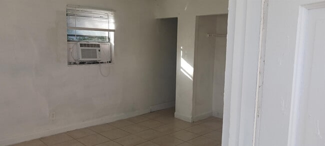 Building Photo - 725 N E St