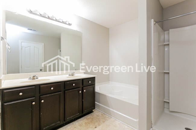 Building Photo - 945 Slow Creek Ct