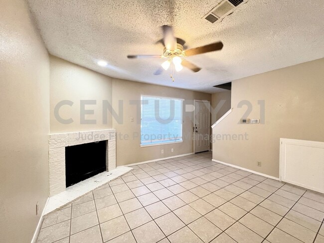 Building Photo - Lovely 2-Story 2/2.5 Condo in Denton For Rent!