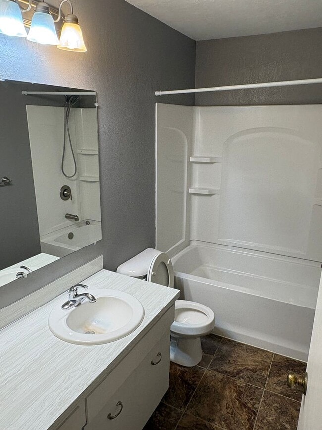 Building Photo - 2 Bedroom Condo