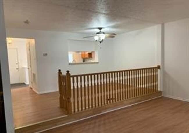 Building Photo - Very well maintained 3 bedroom 2 full 2 ha...
