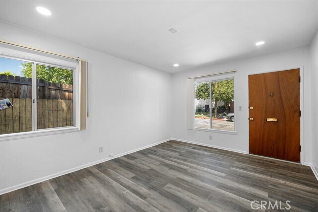 Building Photo - 2025 Broadview Dr