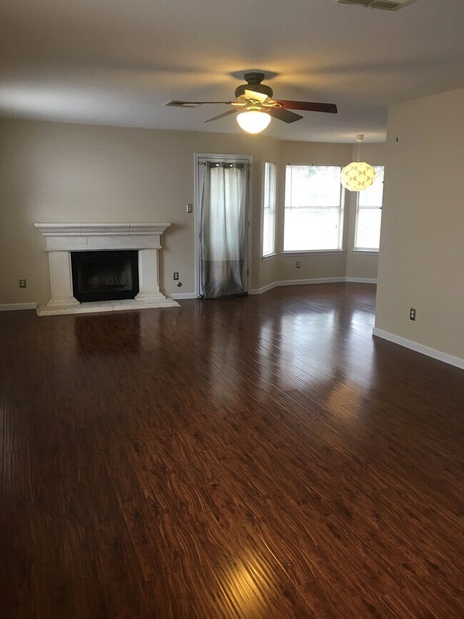 Building Photo - Cute 3/2  HOUSE LOCATED IN SOUTH AUSTIN