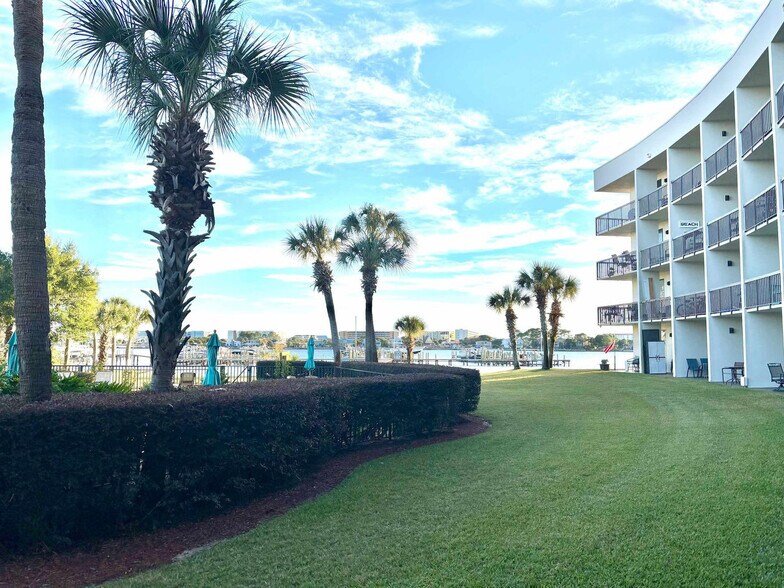 Building Photo - 214 Miracle Strip Pkwy SW