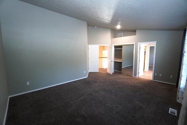 Building Photo - 2747 E Migratory Dr