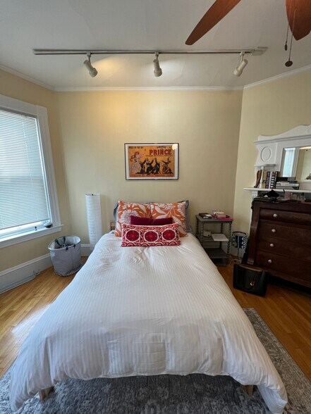 Building Photo - 176 Elm St