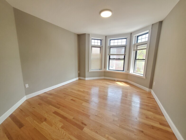 Building Photo - 1914 Beacon St