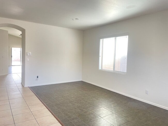 Building Photo - SPACIOUS 4 BEDROOM, 2 BATH SPLIT FLOOR PLAN