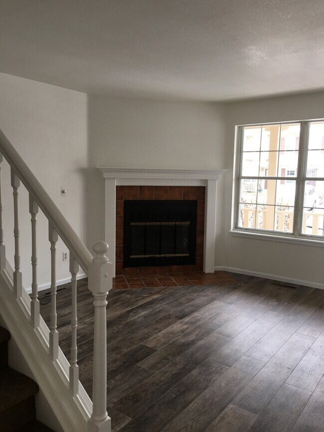 Building Photo - Darling 3 bedroom, 3 bath Louisville Townhome Available June 7